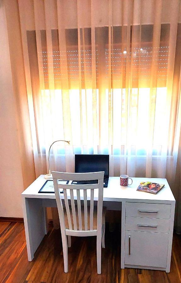 Spacious Family-Friendly Apartment In The Heart Of Bllok 티라나 외부 사진